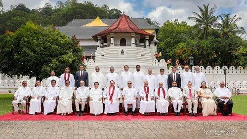 श्रीलंका के कैबिनेट मंत्रियों ने दिया इस्तीफा, लेकिन PM बने रहेंगे राजपक्षे