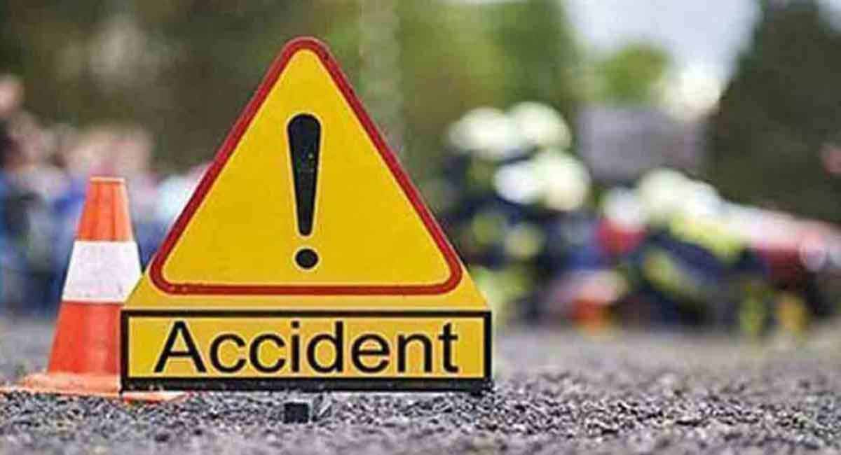 Mathura Accident यमुना एक्सप्रेस वे पर बड़ा हादसा... पुलिस की कार को ट्रक ने रौंदा, चालक की मौत