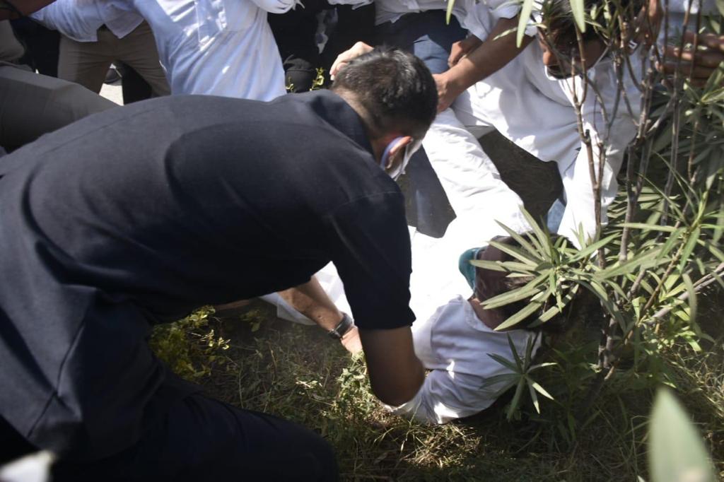 देखिए कैसे पुलिस के साथ धक्कामुक्की के बीच गिर पड़े राहुल गांधी